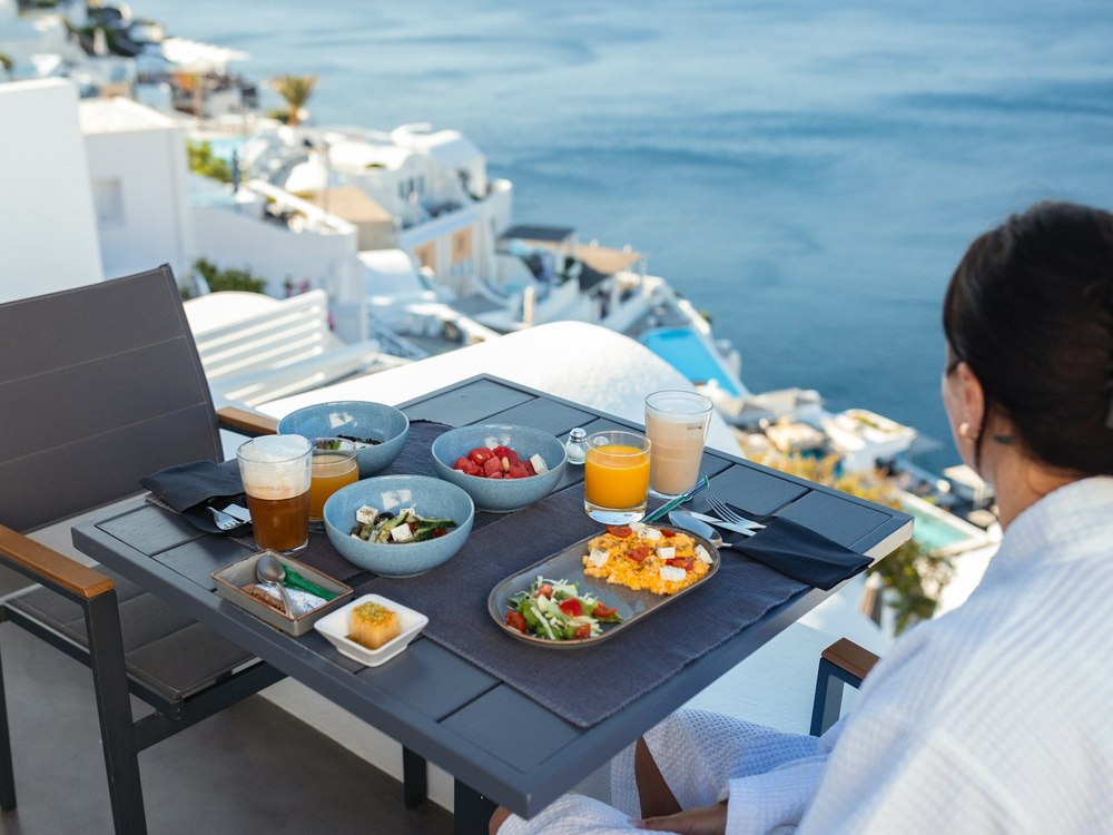 A brunch table laid above the coast on the Malibu Brunch and Wine Tour
